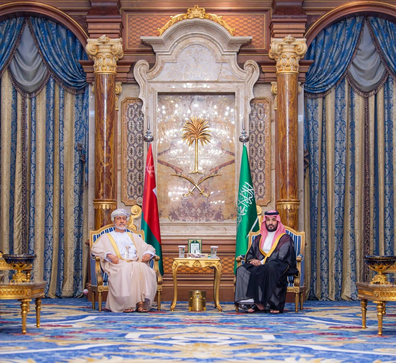 سمو سيدي ولي العهد يلتقي سلطان عُمان, ويستعرضان العلاقات الأخوية بين البلدين - Photo 3