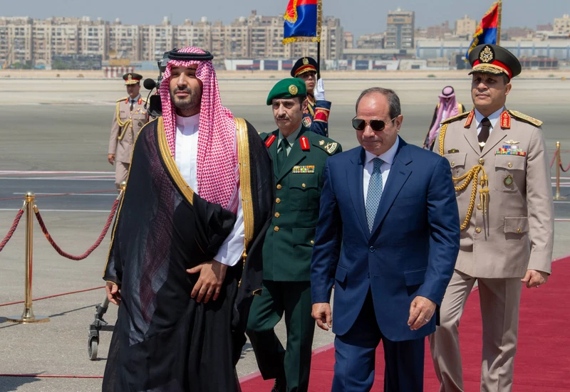 سمو سيدي ولي العهد يصل إلى العاصمة المصرية القاهرة، في زيارة عمل، وفي مقدمة مستقبليه فخامة الرئيس المصري. - Photo 3