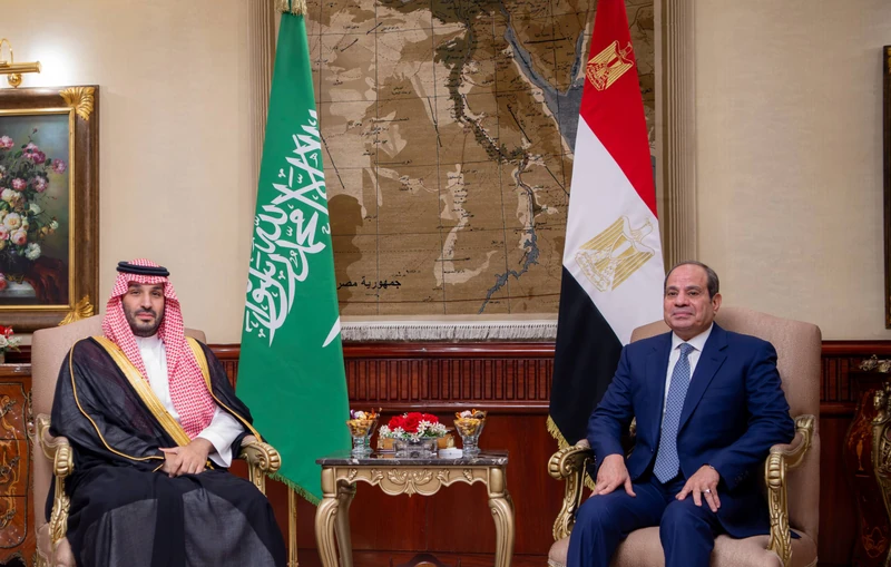 سمو سيدي ولي العهد يصل إلى العاصمة المصرية القاهرة، في زيارة عمل، وفي مقدمة مستقبليه فخامة الرئيس المصري. - Photo 4