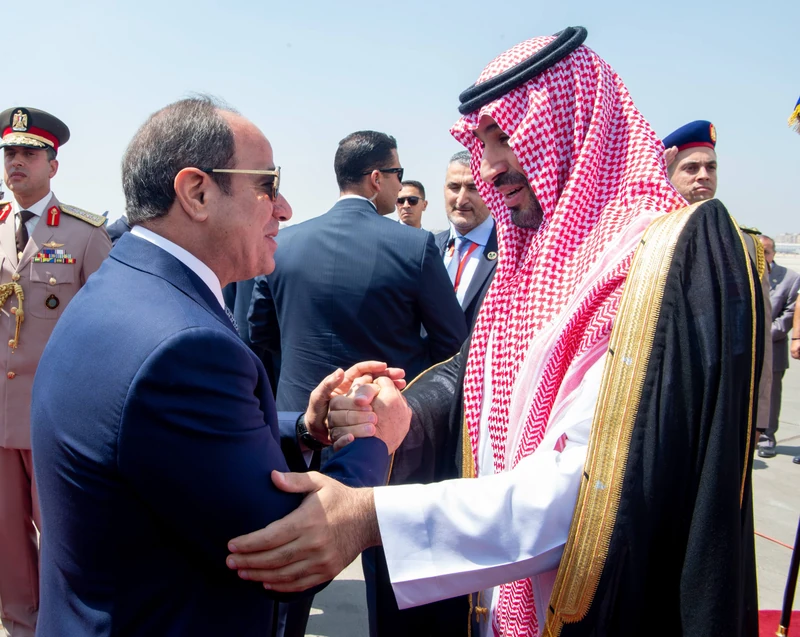 سمو سيدي ولي العهد يصل إلى العاصمة المصرية القاهرة، في زيارة عمل، وفي مقدمة مستقبليه فخامة الرئيس المصري. - Photo 2