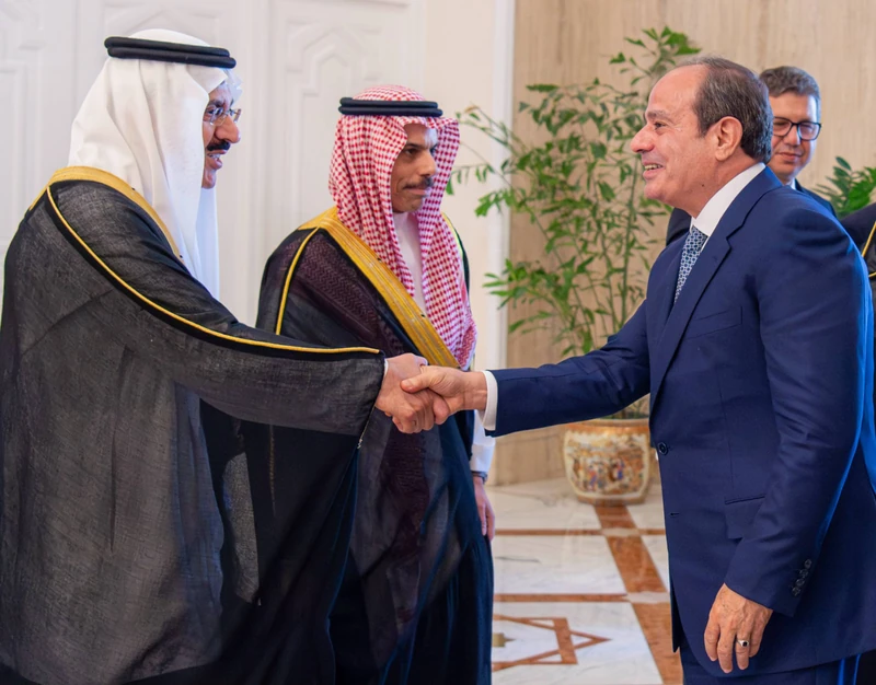 سمو سيدي ولي العهد يلتقي الرئيس المصري ويعقدان لقاءً ثنائياً وجلسة مباحثات موسعة. - Photo 6